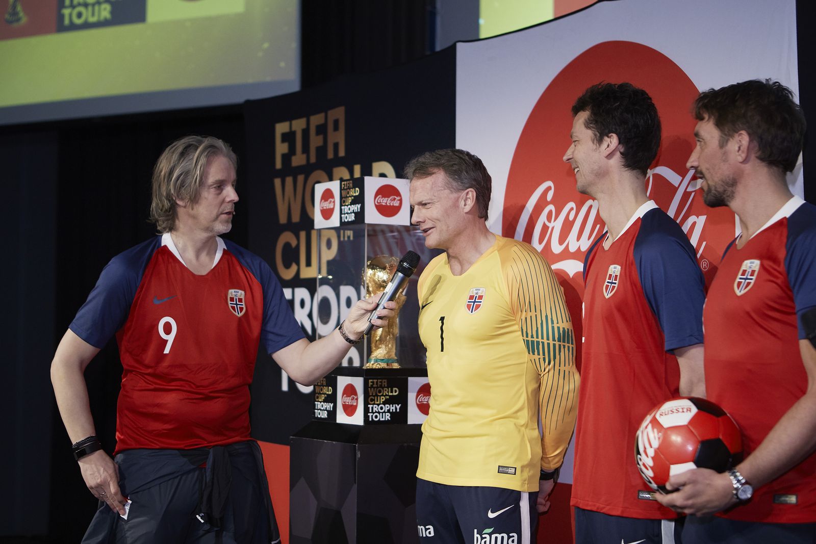 Samtale på scenen med VM-trofeet