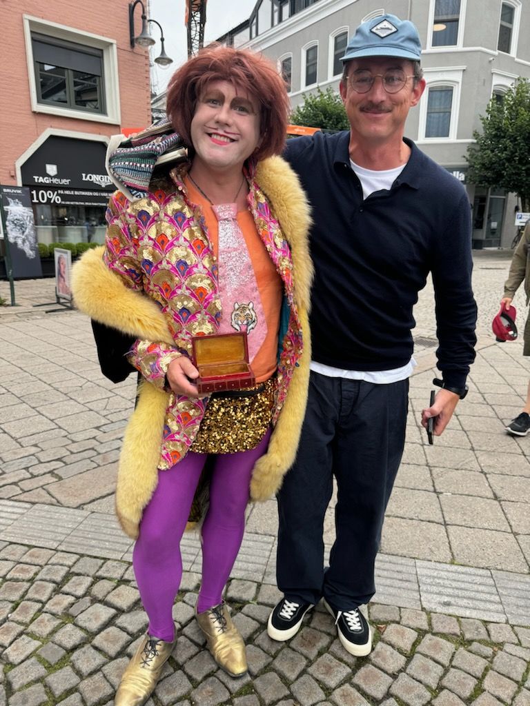 Representant for Tigerstadsteatret i gatene under Arendalsuka