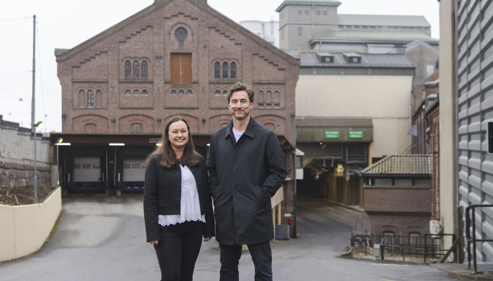 Madeleine Haugli, markedssjef i Regal, og Ole Winther i SALO, utenfor Bjølsen Valsemølle